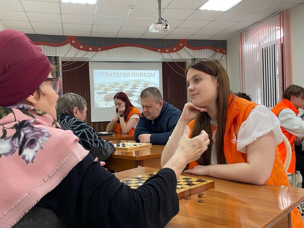 Пенсионеры провели для волонтёров штаба акции взаимопомощи #МыВместе мастер-класс по шашкам