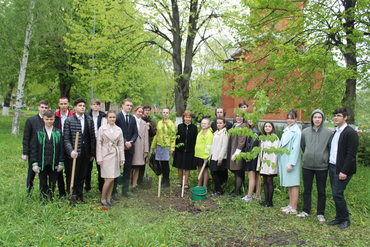 Депутаты и школьники высадили деревья в рамках акции «Сад памяти»