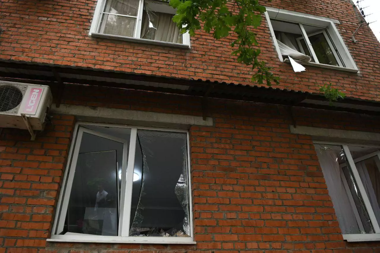 В Краснодаре в 4 часа 17 минут был слышен хлопок. На улице Морской повреждены офисное здание и жилой дом