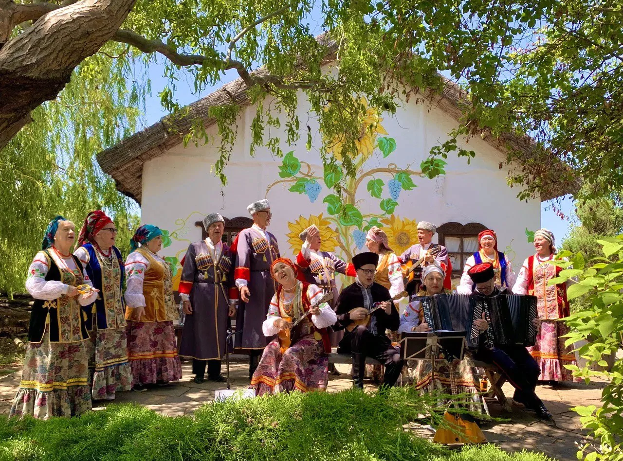 Народный хор «Казачий край» из Армавира принял участие в фестивале «Троицкие гуляния» в Атамани