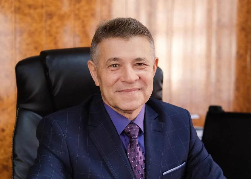 Директору АЮТ Анатолию Савинову вручили нагрудный знак «За верность профессии»
