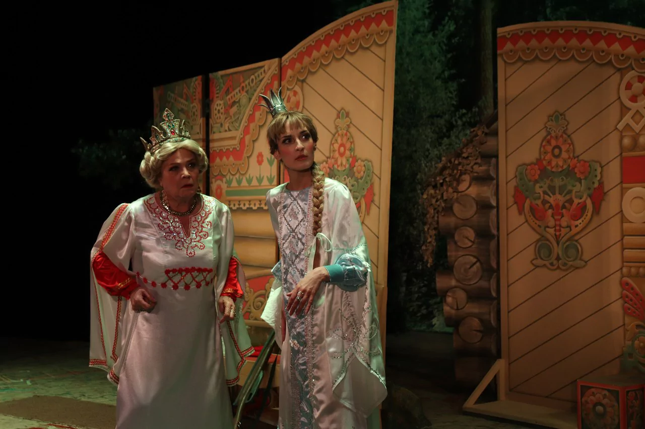 Дети иллюстрируют сказку «Царь Пётр и солдат-колдун» после просмотра спектакля в Армавирском театре драмы и комедии