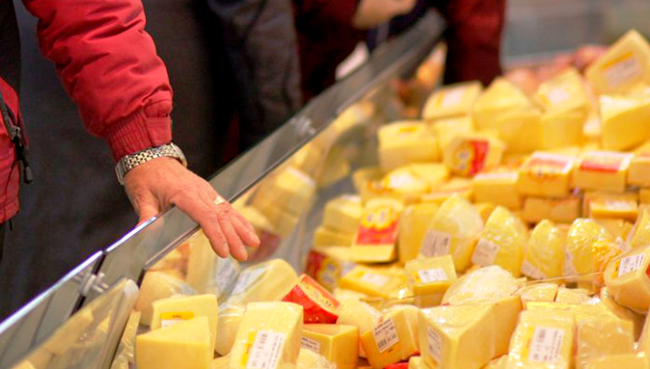 В Армавире уничтожили контрафактный сыр из Германии и Польши