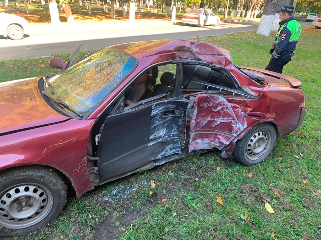 В Армавире Toyota Corolla потеряла управление и врезалась в столб. Пострадал ребенок. Фото
