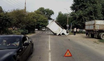 Автоледи на белых «Жигулях» перевернула Газель в Армавире. Фото