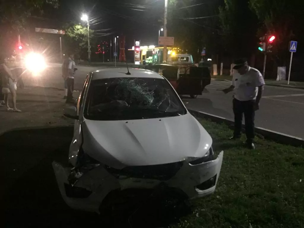 В Армавире водитель-подросток спровоцировал ночное ДТП