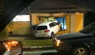В Армавире водитель Volkswagen пробил стену салона ритуальных услуг