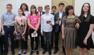 Юным армавирцам торжественно вручили паспорта