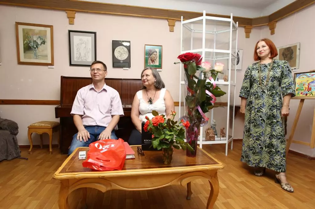 В Доме Дангулова открылась выставка армавирских художников Хомяковых