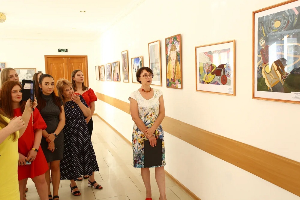 В Городском Дворце культуры работает выставка выпускников образцовой художественной студии
