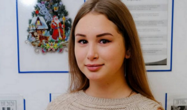 Заместитель председателя Территориально-избирательной комиссии Армавирская Дмитрий Семенякин вручил диплом победителя студентке 3 курса АЮТ Анастасии Русиновой, участвовавшей в конкурсе среди молодых и будущих избирателей.