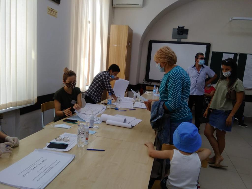 На избирательном участке № 04-08 за два дня, 11 и 12 сентября, проголосовало 42% от общего числа избирателей участка.