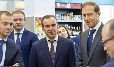 Министр промышленности и торговли РФ Денис Мантуров тестирует систему оплаты Selfietoplay в Краснодаре