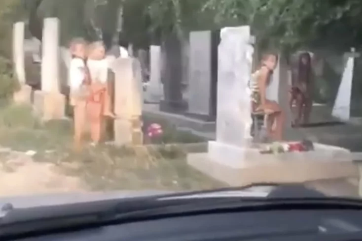 Армавирские дети играют в куклы на кладбище