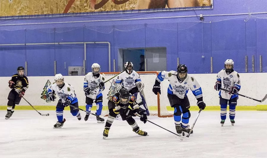 Юные хоккеисты из Армавира вышли на лёд в Невинномысске