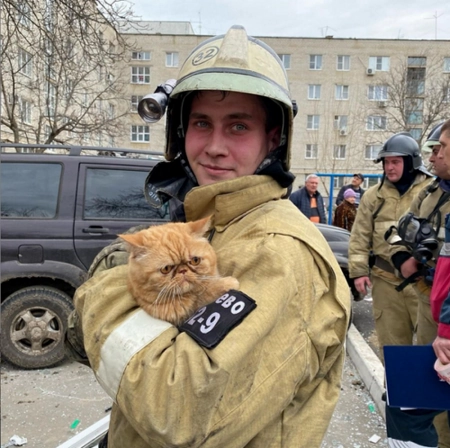 Сотруднику МЧС при пожаре на улице Луначарского удалось спасти кота