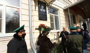 В армавирской школе №14 открыли мемориальную доску в память о героически погибшем выпускнике