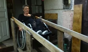 Инвалид-колясочник Наталья Якушева помогаем обездоленным старикам и людям без определенного места жительства