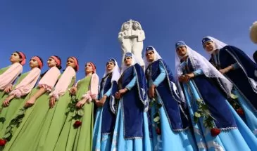 В День народного единства к памятнику «Единство духа», посвященного дружбе русского и армянского народов, возложили цветы