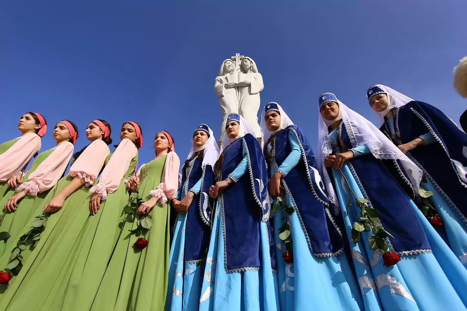 В День народного единства к памятнику «Единство духа», посвященного дружбе русского и армянского народов, возложили цветы