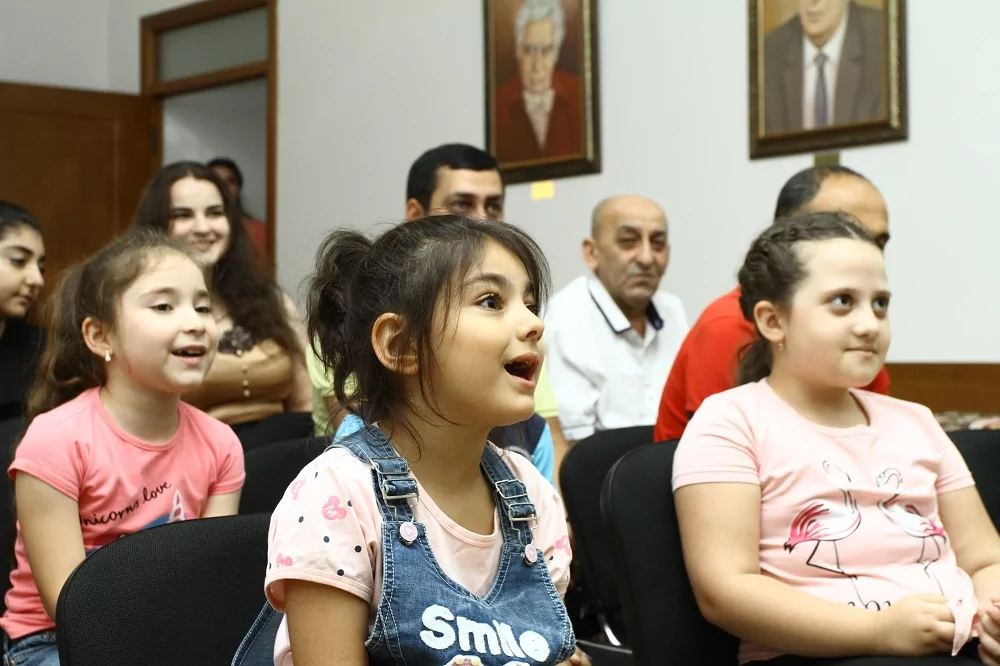 В армянской общине детям показали представление кукольного театра по сказке поэта и писателя Ованеса Туманяна «Глупец»