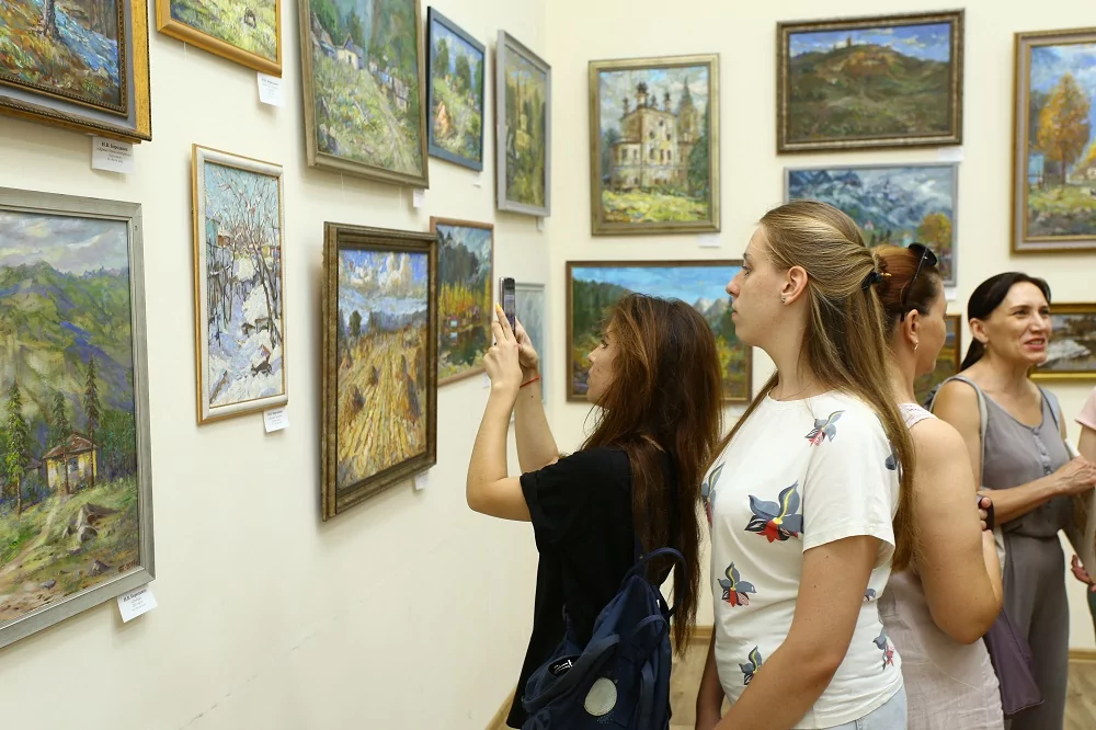 До конца августа в Выставочном зале Дома Дангулова работает выставка «С любовью к жизни…»