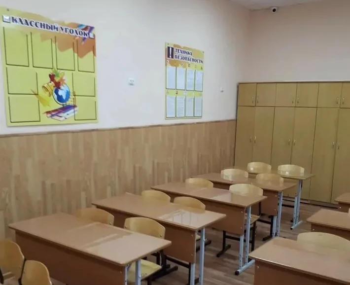 В школе № 2 в кабинете начальных классов капитально отремонтировали потолок