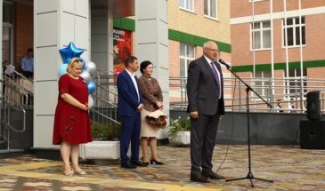 Глава Армавира Андрей Харченко посетил торжественную линейку в новой школе № 24