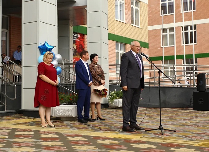 Глава Армавира Андрей Харченко посетил торжественную линейку в новой школе № 24