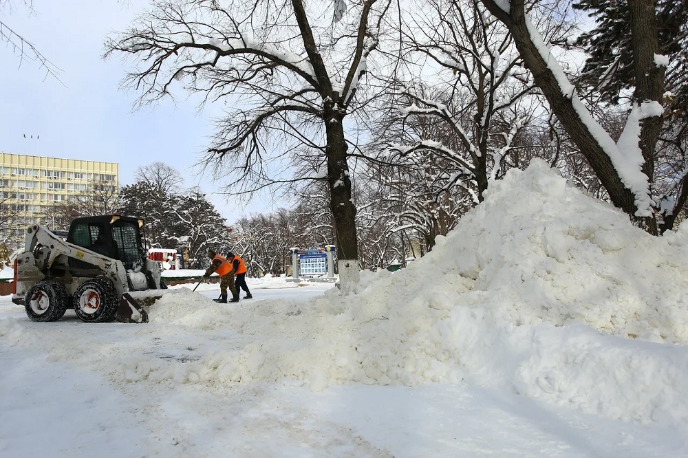 Глава города Андрей Харченко подписал распоряжение о мерах по уборке снега и льда