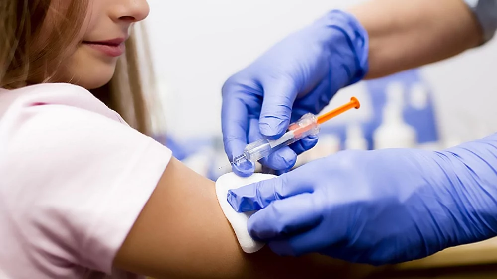 Школьникам в Краснодарском крае сделали 335 тысяч прививок от гриппа.