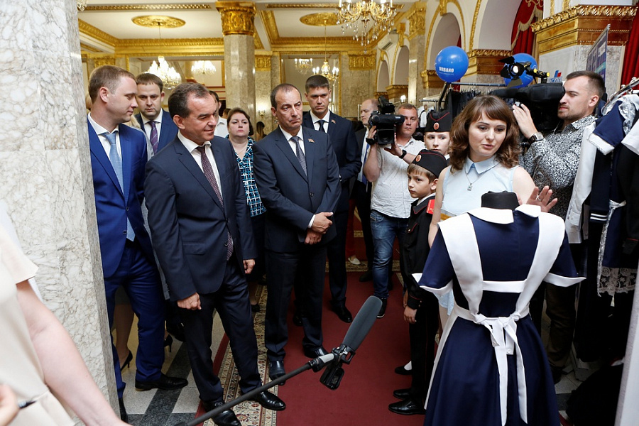 Губернатор Кубани посетил выставку «Дни школьной моды» в Краснодаре