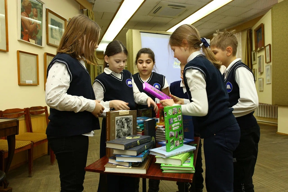 Парламентарии в рамках акции «Дарите книги с любовью» пополнили фонд детской библиотеки новыми книгами