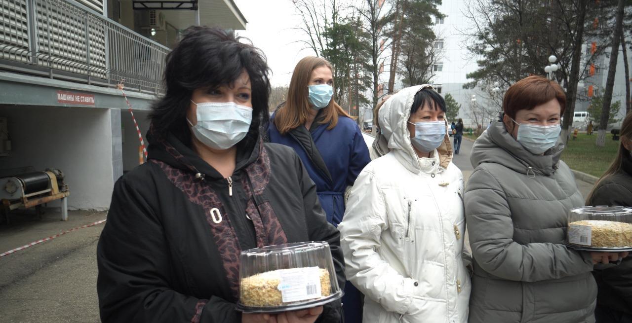 Молодые депутаты Армавира передали медицинскому персоналу детской краевой клинической больницы Краснодара 3 тонны продуктов