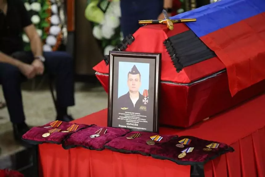 Сегодня в городском Дворце культуры простились с погибшим в Турции военным летчиком Вадимом Карасевым