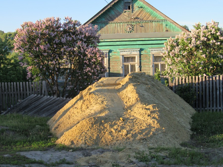 На складирование песка перед двором нужно получить разрешение администрации города
