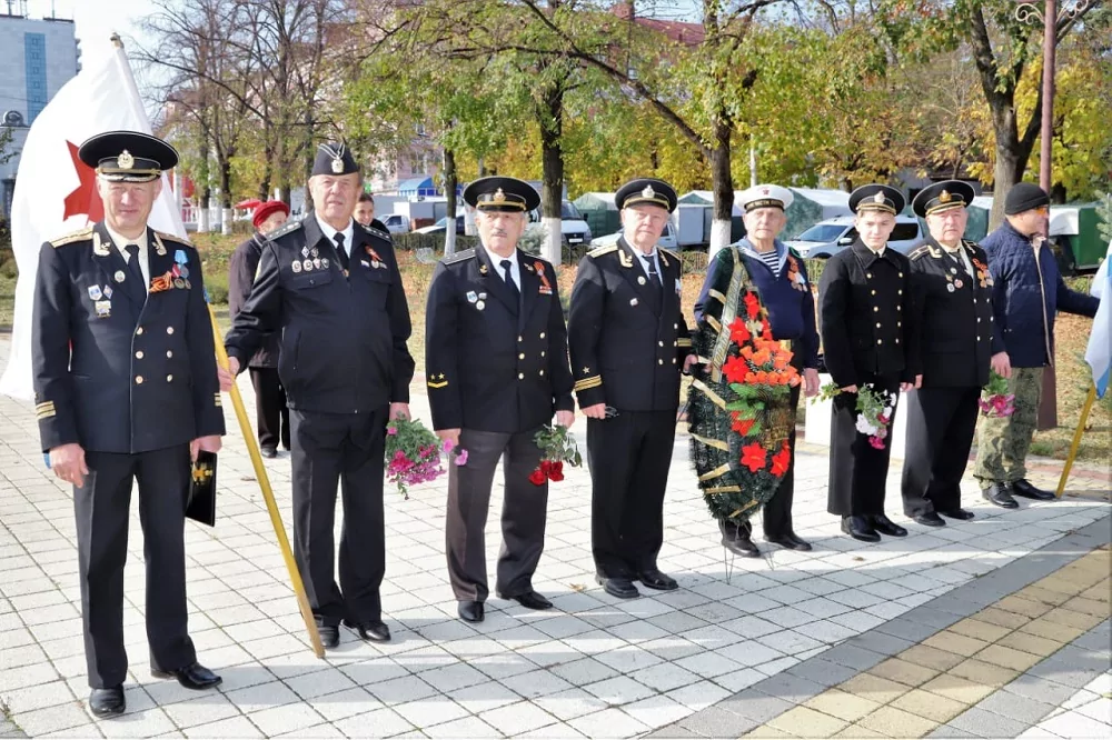 Моряки-ветераны возложили венок к памятнику морякам-кубанцам