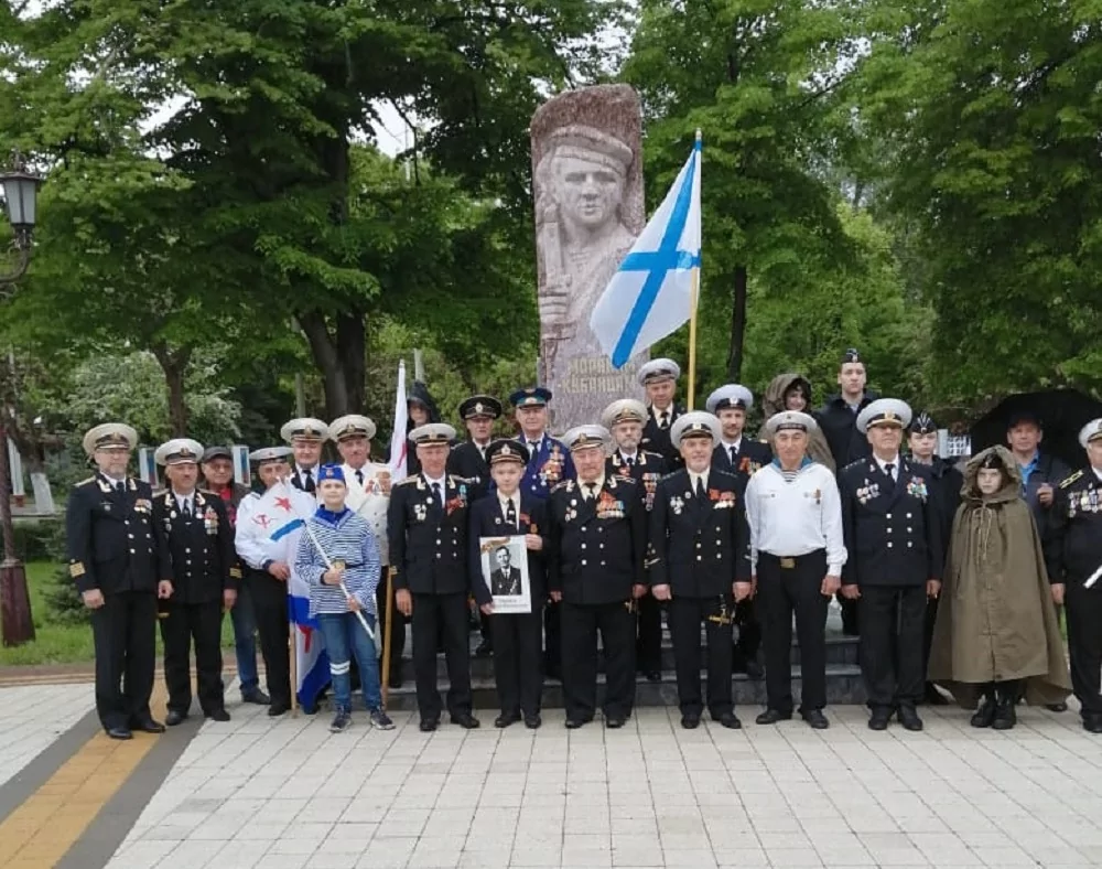 Армавирские ветераны-моряки отремонтировали памятник в сквере с Вечным огнем