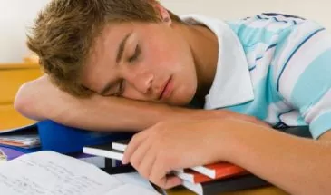 Проблемы в школе и дома влияют на время засыпания ребенка