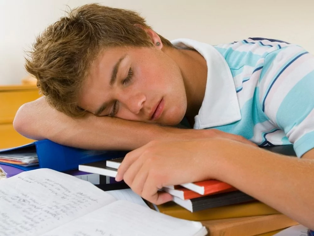 Проблемы в школе и дома влияют на время засыпания ребенка
