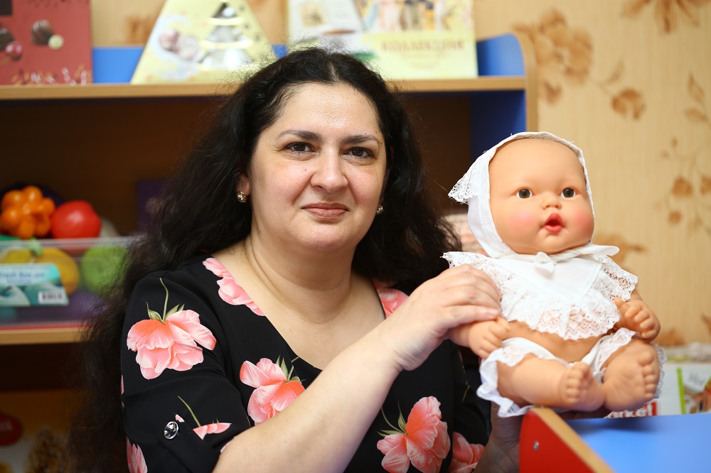Нянечка Наира Арутюнян из детского сада № 9 разработала свой авторский метод, как установить контакт с ребенком