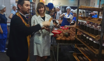 На армавирском хлебокомбинате освятили пасхальные куличи