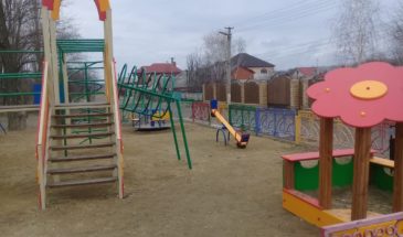 Депутаты ЗСК помогли установить детские площадки в Армавире