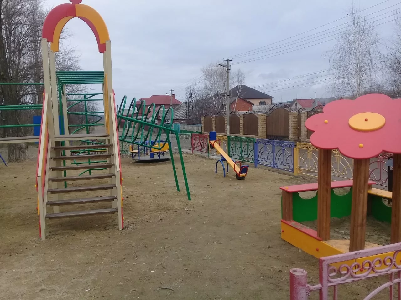Депутаты ЗСК помогли установить детские площадки в Армавире