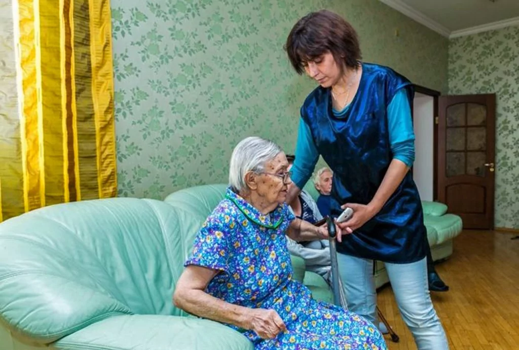 Сотрудникам дома престарелых дополнительно заплатят за особые условия труда