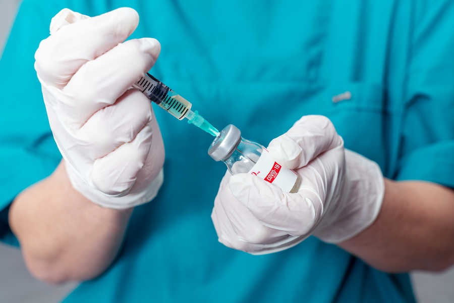 Восемнадцать сотрудников и спортсменов Центра Олимпийской подготовки по самбо и дзюдо сделали прививки от коронавируса