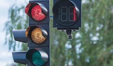 В Армавире на перекрестке улиц Ефремова и 30 лет Победы появился новый светофор