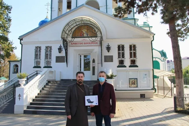 Священнику православного храма подарили ноутбук