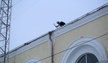Городские спасатели помогли расчистить от снега здание вокзала Армавир-1