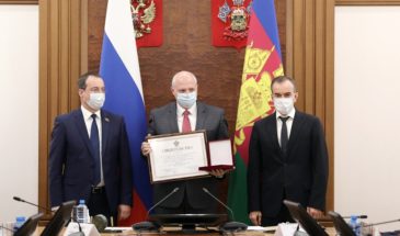 Мэру Армавира вручили памятный знак «Город воинской доблести»